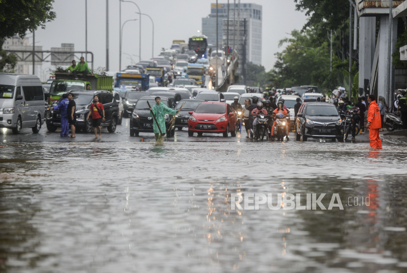 Sejumlah kendaraan berhenti saat terjadi banjir di Jalan TB Simatupang, Jakarta, Kamis (6/10/2022). Banjir yang diakibatkan tingginya curah hujan membuat akses lalu lintas di jalan protokol tersebut lumpuh. Republika/Putra M. Akbar