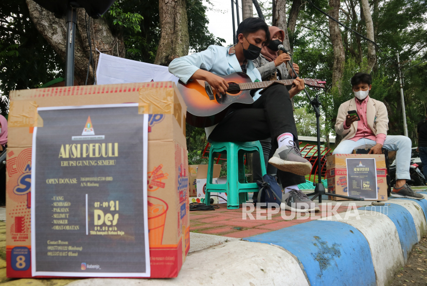 Mahasiswa yang tergabung dalam Badan Eksekutif Mahasiswa (BEM) bermain musik akustik saat penggalangan dana peduli Semeru, (ilustrasi).