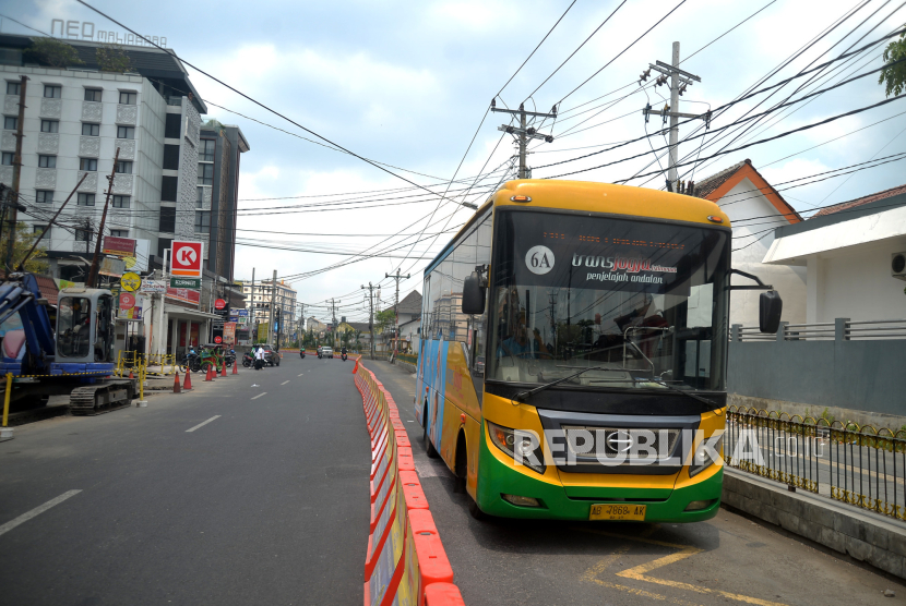 Bus Trans Jogja melewati jalur khusus bus saat uji coba contraflow di Jalan Pasar Kembang, Yogyakarta, Selasa (31/10/2023). Trans Jogya berhenti beroperasi imbas pengurangan subsidi.