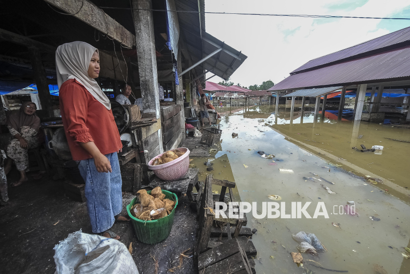 Pedagang mengamati kondisi Pasar Tanjung Bungur yang terendam banjir luapan Batang Tebo di Tebo, Jambi, Sabtu (8/3/2025). Sekitar 50 lapak pedagang di pasar tradisional terbesar di Kabupaten Tebo itu terendam sejak dua hari terakhir sehingga memaksa pedagang memindahkan lapaknya ke area yang lebih tinggi. 