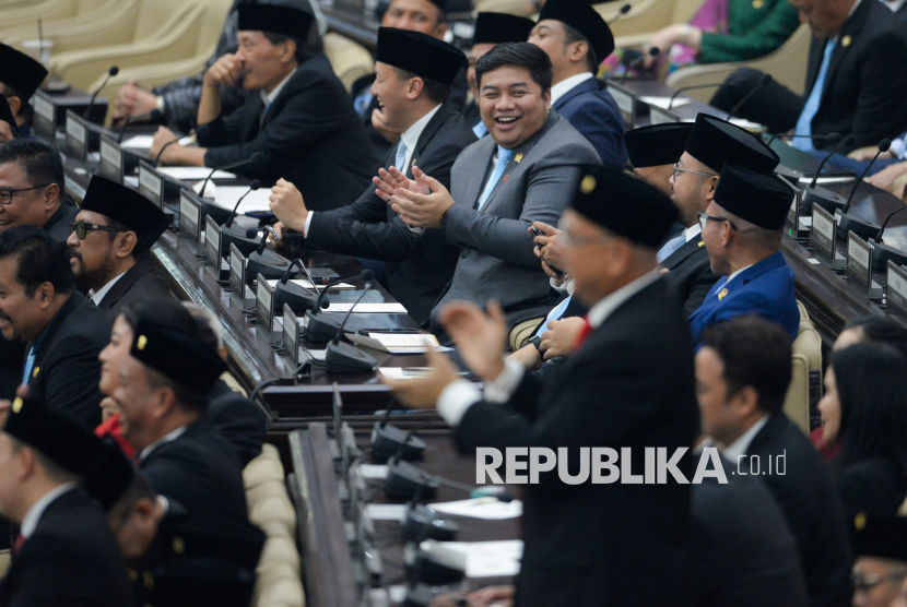 Sejumlah anggota dewan mengikuti Rapat Paripurna Pembukaan Masa Persidangan I DPR RI Tahun Sidang 2026-2027 di Gedung Nusantara, Jakarta, Jumat (14/8/2024).