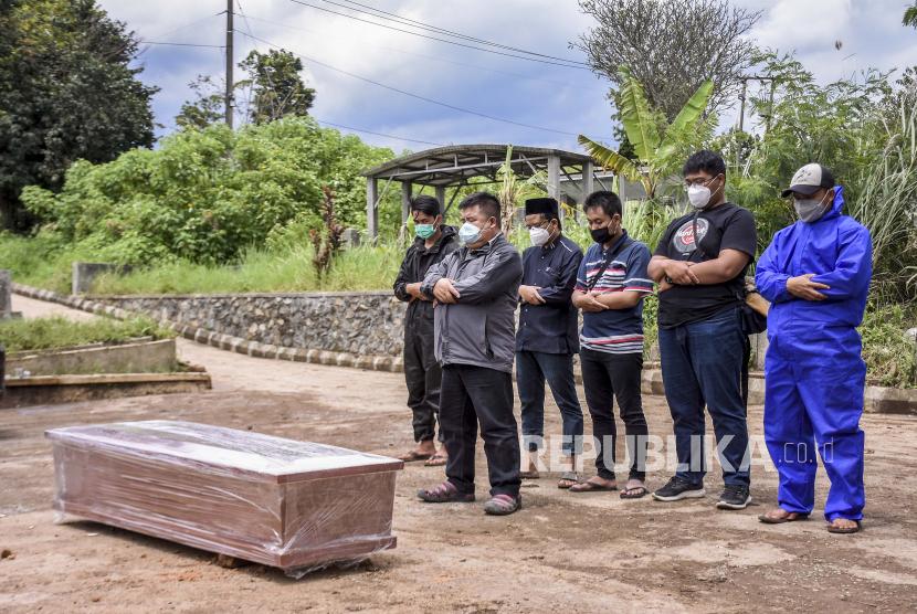 Sejumlah keluarga dan kerabat melaksanakan shalat jenazah dengan protokol Covid-19 saat prosesi pemakaman di TPU Cikadut, Jalan Cikadut, Mandalajati, Kota Bandung, Selasa (9/3). Juru Bicara Pemerintah Penanganan Covid-19 Wiku Adisasmito menyampaikan, terjadi peningkatan kasus kematian di 16 provinsi pada minggu terakhir pemantauan.