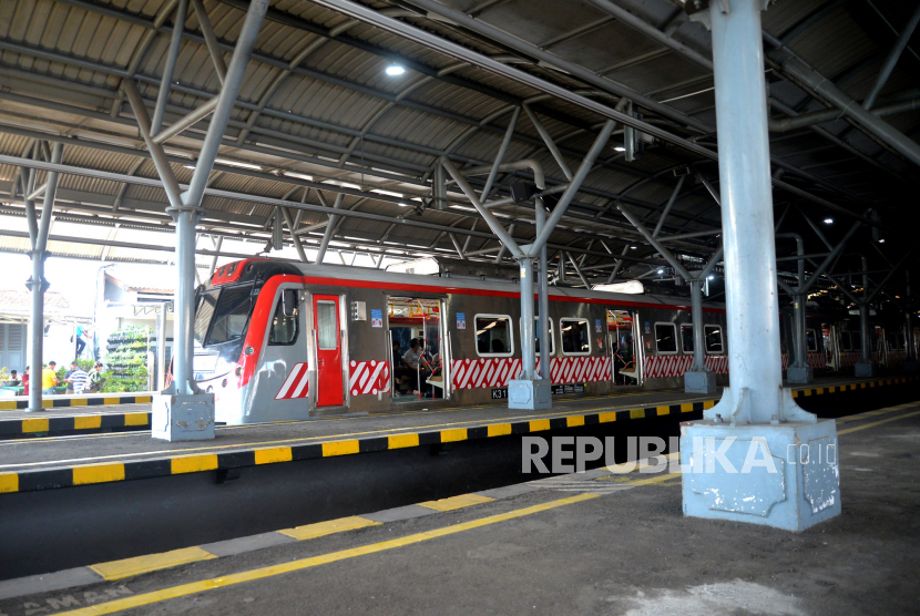 KRL Commuter Line menunggu pemberangkatan di Stasiun Yogyakarta, Kamis (25/5/2023). 