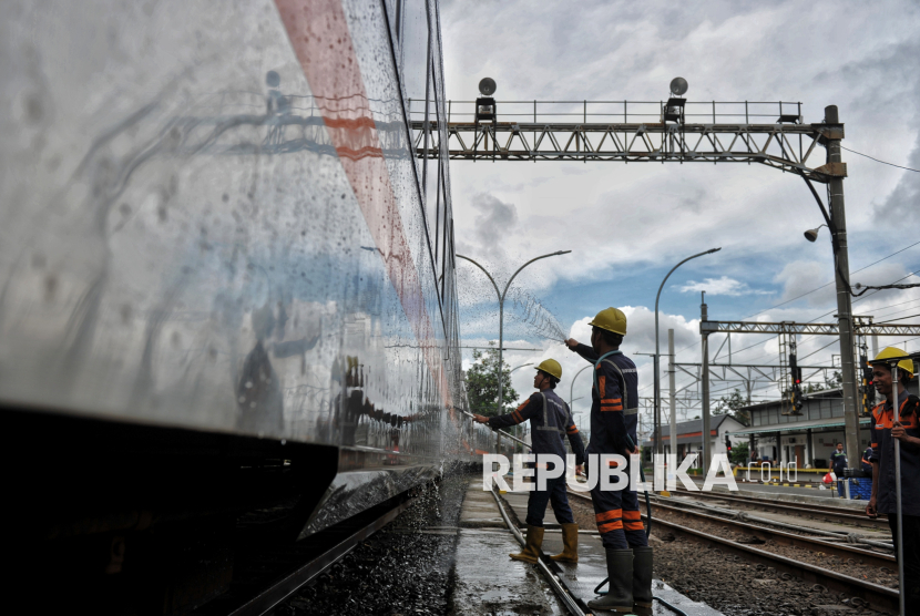 Petugas membersihkan rangkaian kereta api untuk mengangkut pemudik di Stasiun Pasar Senen, Jakarta, Senin (17/3/2025). Stasiun Pasar Senen melakukan persiapan jelang musim mudik hari raya idul fitri 1446 hijriah dengan melakukan perawatan pada rangkaian kereta dan fasilitas di lobby stasiun. Perawatan tersebut meliputi pencucian rangkaian kereta, interior dan penyemprotan cairan anti hama sebagai upaya memberikan kenyamanan bagi pemudik.