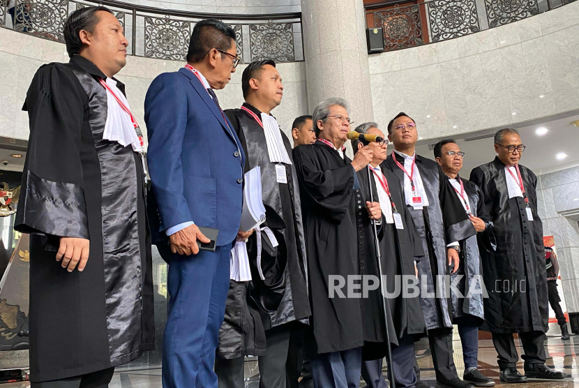 Tim kuasa hukum Ganjar Pranowo-Mahfud MD di sidang sengketa Pilpres 2024. Saksi dari TPN Ganjar-Mahfud sebut ada bansos sembako yang berlogokan Prabowo-Gibran.