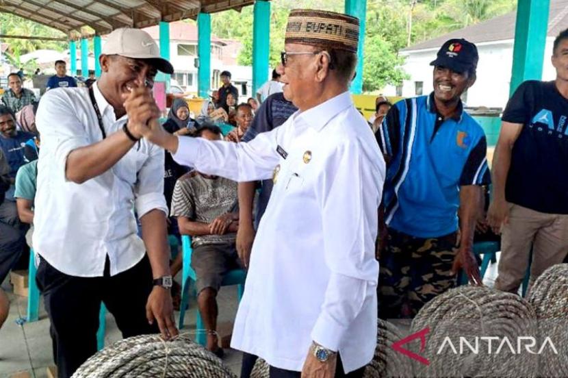 Pemkab Bone Bolango Serahkan Bantuan Rumpon untuk Tingkatkan Pendapatan Nelayan