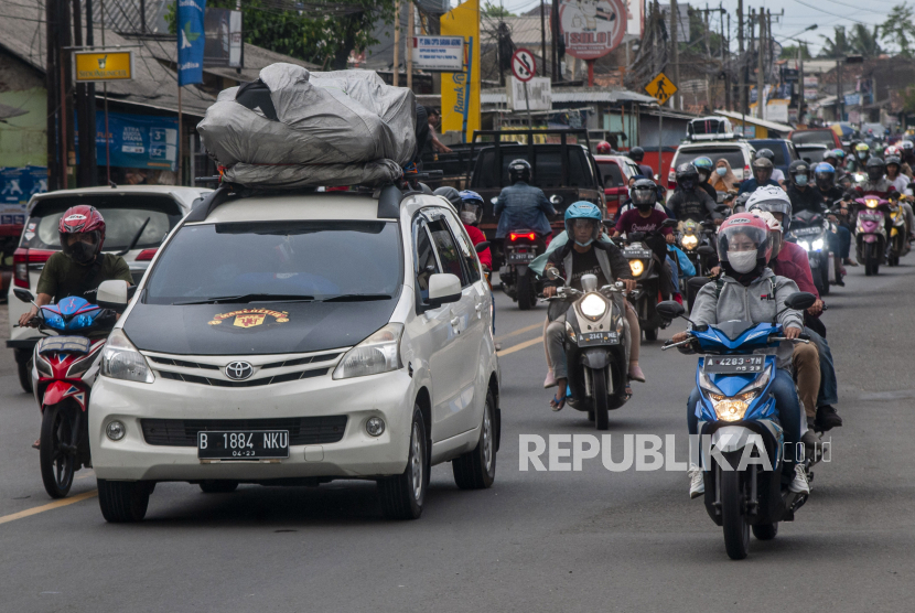 Sejumlah pemudik bersepeda motor melintas di Jalan Raya Serang-Jakarta, Kabupaten Serang, Banten, Jumat (29/4/2022). Pada H-3 Lebaran, jalur Serang-Jakarta mulai dipadati kendaraan pemudik khususnya kendaraan roda dua yang hendak menuju pelabuhan Merak. 