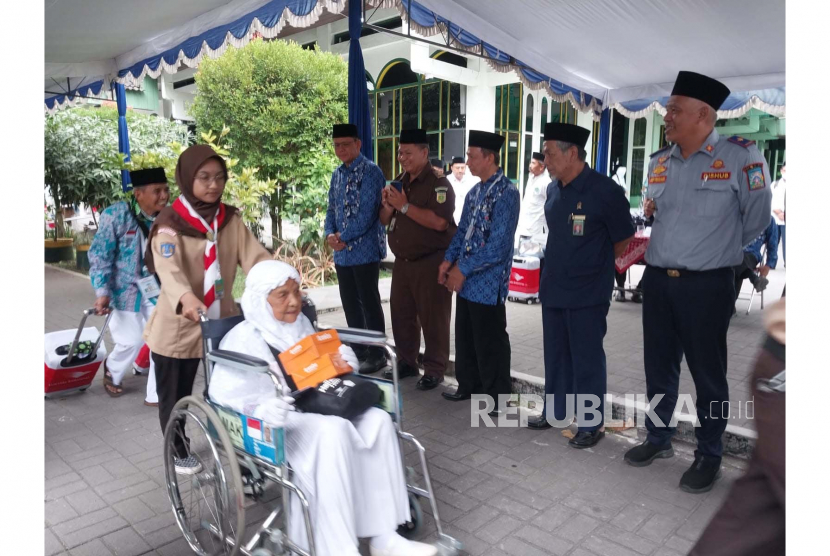 Pelepasan calon jamaah haji di Masjid Agung Sleman, Selasa (6/6/2023). 