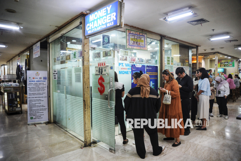 Sejumlah warga mengantre untuk melakukan penukaran mata uang asing di money changer PT Valuta Artha Mas, ITC Kuningan, Jakarta, Selasa (8/4/2025). 