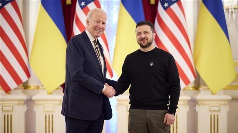 Presiden Amerika Serikat (AS) Joe Biden pada Senin (20/2/2023) melakukan kunjungan mendadak ke ibu kota Ukraina, Kiev untuk menunjukkan dukungan yang kuat bagi negara yang dilanda peperangan itu.