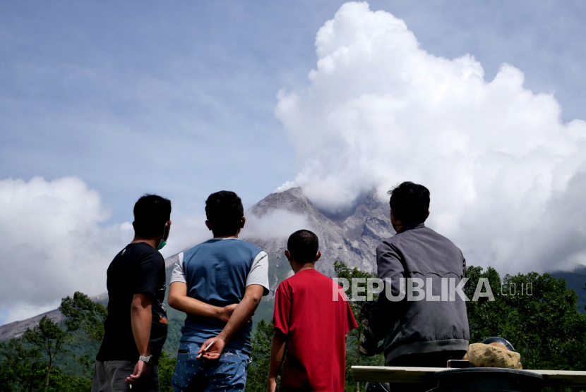 Warga menonton asap sulfatara yang terlihat di puncak Gunung Merapi, Sleman, Yogyakarta, Ahad (27/1). Aktivitas Gunung Merapi pada Ahad (17/1) siang terlihat kepulan asap sulfatara cukup besar. Dan ini terpantau berada di sebelah kubah lava yang terbentuk pada 4 Januari 2021.