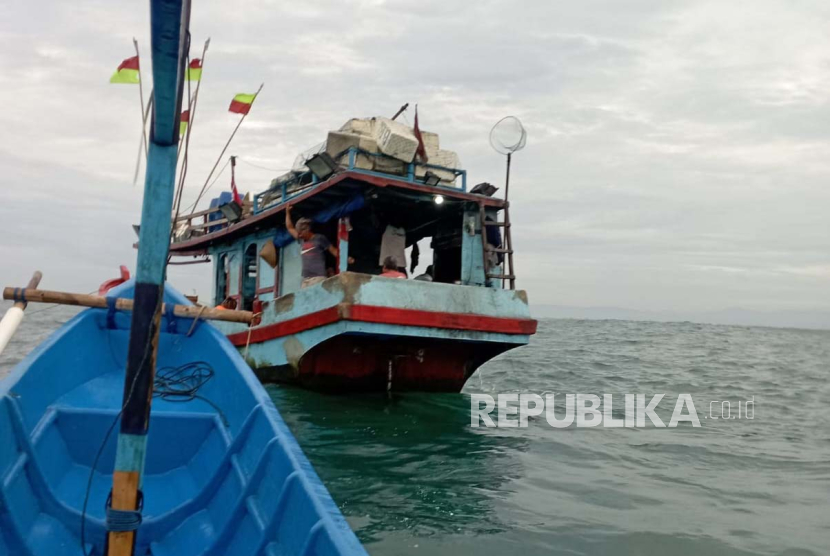 Petugas Basarnas Kulonprogo membantu kapal nelayan asal Cilacap, Jawa Tengah yang alami mati mesin di Perairan Pantai Congot, Kulonprogo, Daerah Istimewa Yogyakarta (DIY), Ahad (10/3/2024). 