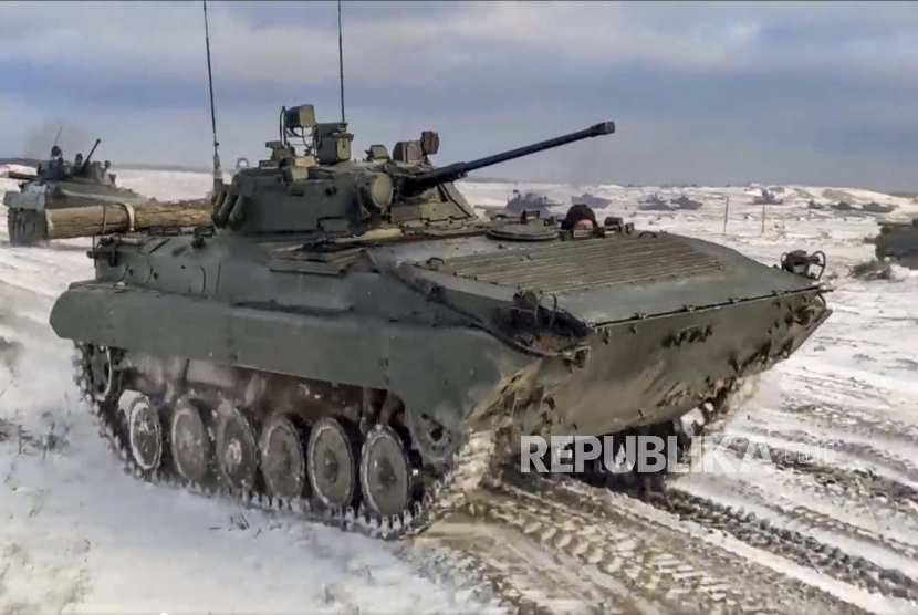  Ukraiina masih berjuang sendiri melawan tentara Rusia. Tidak ada pasukan Amerika dan sekutunya yang membantu Ukraina. Foto tank Rusia (ilustrasi)