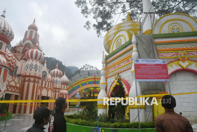 Warga mengamati informasi pada papan penyegelan bangunan yang diduga merusak lingkungan di kawasan wisata Hibisc Fantasy Puncak, Bogor, Jawa Barat, Kamis (6/3/2025). Kementerian Lingkungan Hidup menginspeksi dan memasang papan pengawasan lingkungan hidup di empat lokasi di hulu Daerah Aliran Sungai (DAS) Ciliwung yang diduga dibangun tanpa persetujuan lingkungan dan berkontribusi dalam banjir di wilayah hilir. 