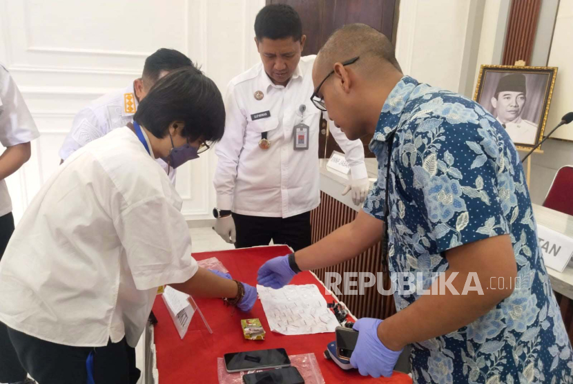 Petugas berhasil mengagalkan penyelundupan ke Rutan Kelas I Kebonwaru Bandung. Rutan Kebonwaru Bandung menggagalkan penyelundupan narkoba di jaket anak pengunjung.