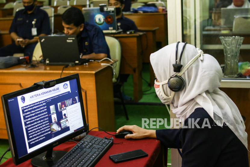 Guru memberikan materi saat Masa Pengenalan Lingkungan Sekolah (MPLS) kepada siswa baru secara daring di SMA Negeri 8 Jakarta, Senin (13/7/2020). Kegiatan MPLS dan Pembelajaran Jarak Jauh (PJJ) di sekolah tersebut bertujuan untuk mencegah penyebaran COVID-19 di lingkungan sekolah. 