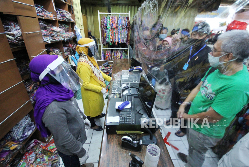 Simulasi penerapan protokol kesehatan saat monitoring persiapan protokol kesehatan oleh Pemkot Bandung, di pusat perbelanjaan Pasar Baru, Kota Bandung.