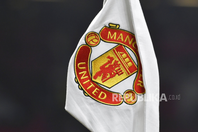  Bendera sudut yang menunjukkan logo klub sepak bola Manchester United (MU).