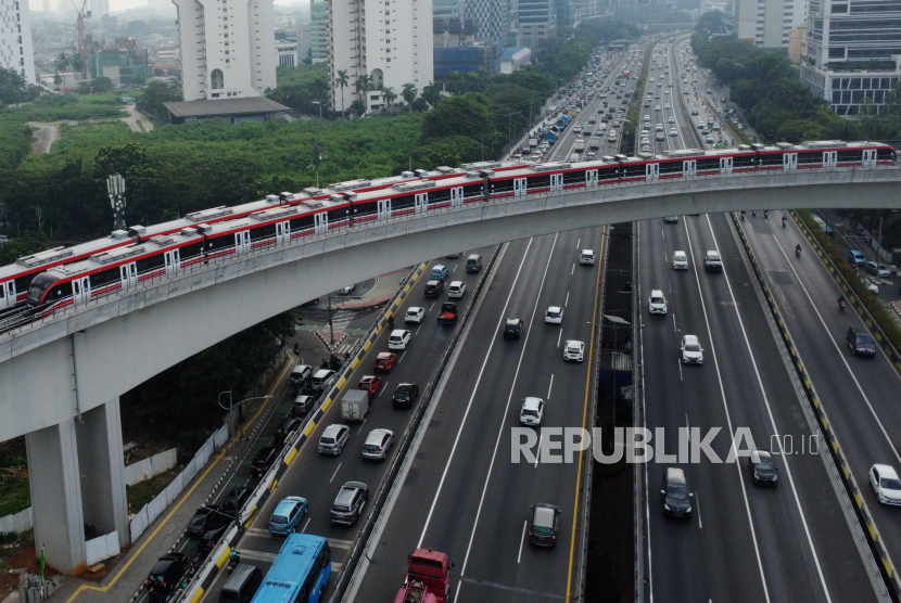 Rangkaian kereta Light Rail Transit melintasi jembatan lengkung di Jakarta, Kamis (3/8/2023). Desain longspan LRT merupakan solusi terbaik mengatasi tantangan daerah menikung.
