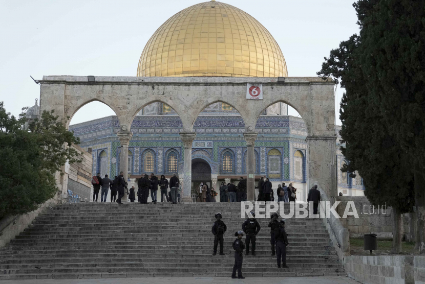  Polisi Israel dikerahkan di Masjid Dome of the Rock di kompleks Masjid Al-Aqsa menyusul penggerebekan di lokasi tersebut selama bulan suci Ramadhan di Kota Tua Yerusalem, Rabu (5/4/2023).