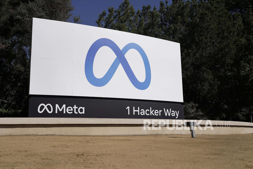  Facebook meluncurkan tanda Meta baru mereka di kantor pusat perusahaan di Menlo Park, California