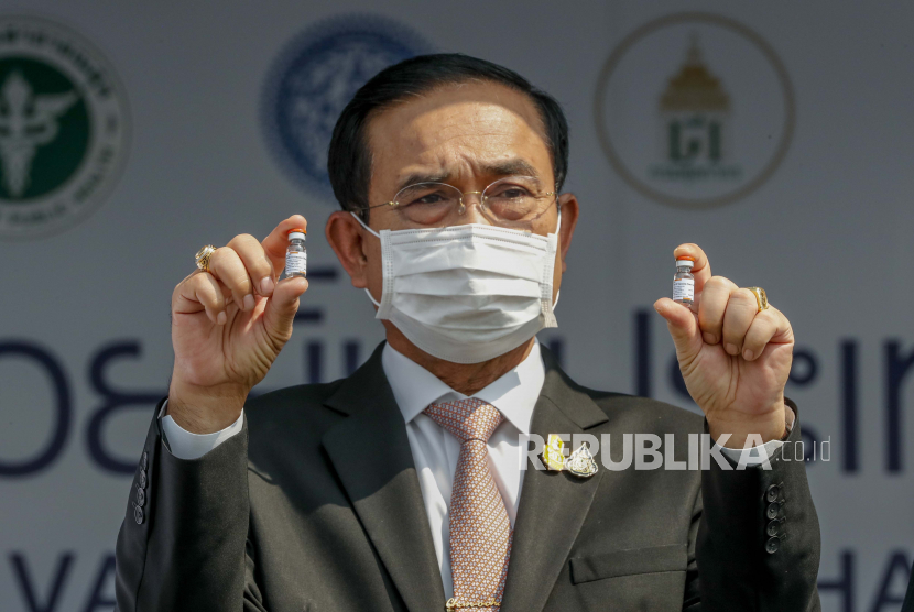  Perdana Menteri Prayuth Chan-ocha memegang sampel vaksin Sinovac dalam upacara untuk menandai kedatangan 200.000 dosis pengiriman vaksin Sinovac di bandara Suvarnabhumi di Bangkok, Thailand, Rabu, 24 Februari 2021. 