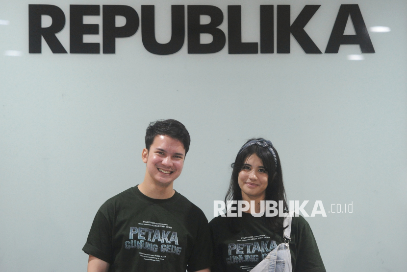 Pemain Film Petaka Gunung Gede Arla Ailani dan Endy Arfian saat berkunjung ke kantor Republika, Jakarta, Rabu (15/1/2025). Kunjungan tersebut dalam rangka promosi film berjudul Petaka Gunung Gede yang akan tayang di bioskop pada 6 Februari 2025.