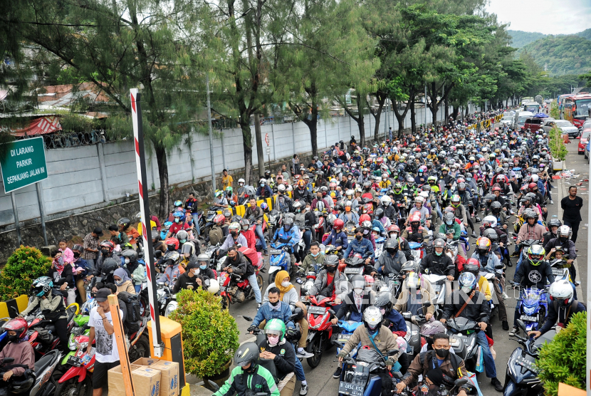 Kendaraan pemudik mengantre saat menunggu giliran untuk melakukan verifikasi tiket online di Pintu Tol Penyeberangan Pelabuhan Merak, Banten, Sabtu (30/4/2022). Sekitar pukul 09.26 WIB, pintu tol penyeberangan mengalami penumpukan kendaraan yang di dominasi kendaraan roda dua. Sementara berdasarkan data per Jumat (29/4/2022) hingga Sabtu (30/4/2022) pukul 08.00 WIB jumlah kendaraan yang menyeberang dari Pelabuhan Merak menuju Pulau Sumatera sebanyak 37.656 kendaraan atau meningkat 19,35 persen dari hari sebelumnya sebanyak 31.934. Republika/Thoudy Badai
