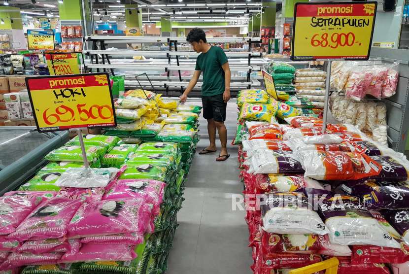 Pengunjung memilah beras SPHP di salah satu pusat perbelanjaan di Jakarta, Senin (9/10/2023). 