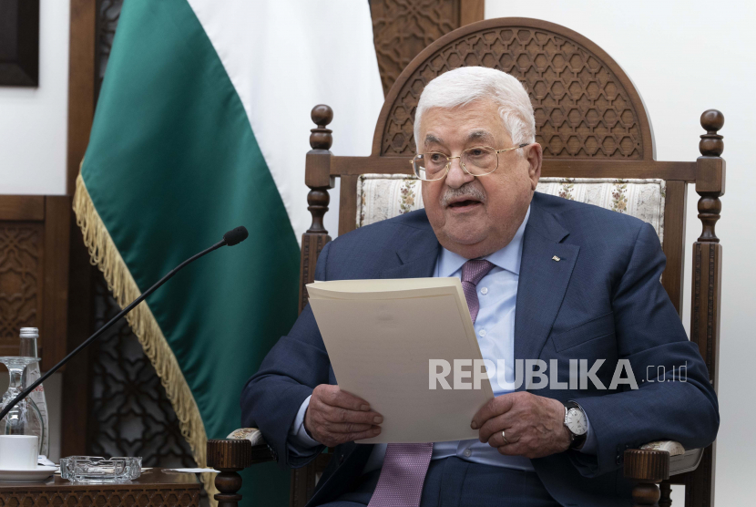 Pemimpin Palestina Mahmoud Abbas berbicara saat bertemu dengan Menteri Luar Negeri AS Antony Blinken, Minggu, 27 Maret 2022, di kota Ramallah, Tepi Barat. Presiden Palestina: Israel Hancurkan Solusi Dua Negara
