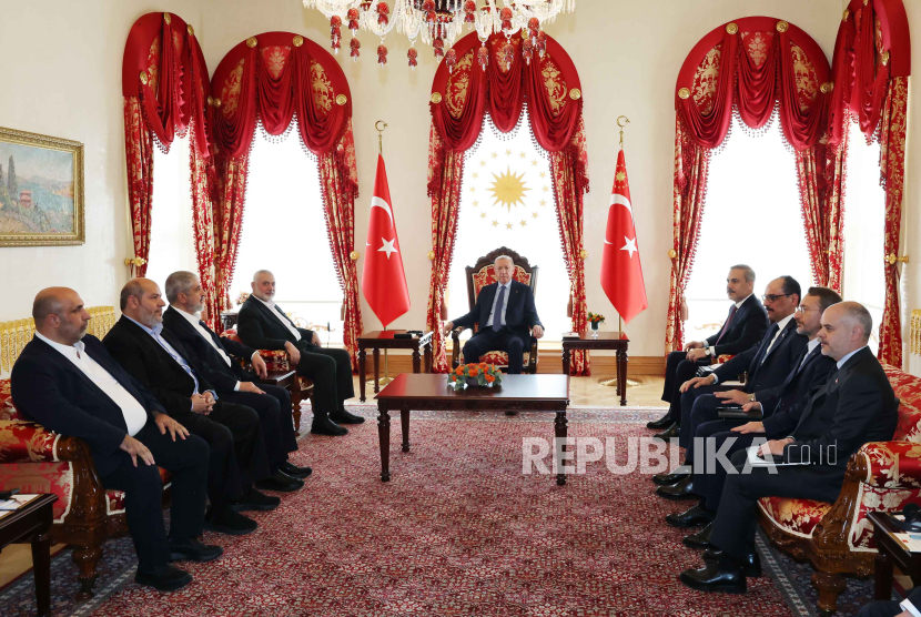 Presiden Turki Recep Tayyip Erdogan (tengah), pemimpin Hamas Ismail Haniyeh (kiri) dan Menteri Luar Negeri Turki Hakan Fidan (kanan) selama pertemuan mereka di Istanbul, Turki, 20 April 2024. 
