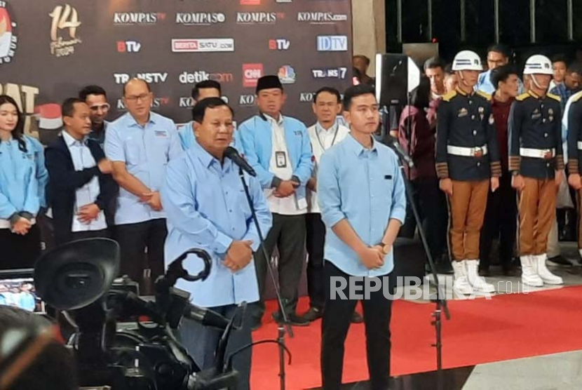 Pasangan capres-cawapres nomor urut 2, Prabowo-Gibran menyampaikan keterangan pers usai debat perdana cawapres di Jakarta Convention Center (JCC), Jakarta Pusat, Jumat (22/12/2023). 