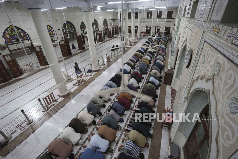 Umat Muslim melakukan shalat tarawih di sebuah masjid pada awal bulan puasa Ramadhan, di Karachi, Pakistan, Rabu (22/3/2023).