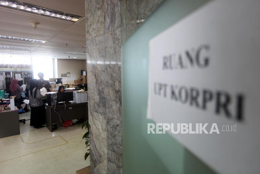 Sejumlah Pegawai Negeri Sipil (PNS) Pemprov DKI Jakarta melakukan aktivitas di Badan Kepegawaian Daerah (BKD) gedung Balaikota, Jakarta.