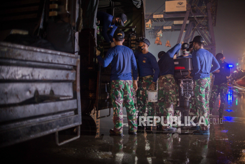 Personel TNI AL melakukan persiapan di Dermaga Pelabuhan JICT 2, Jakarta, Sabtu (9/1). Kegiatan tersebut untuk persiapan proses pencarian pesawat Sriwijaya Air SJ 182 yang hilang kontak di perairan Kepulauan Seribu. Republika/Thoudy Badai