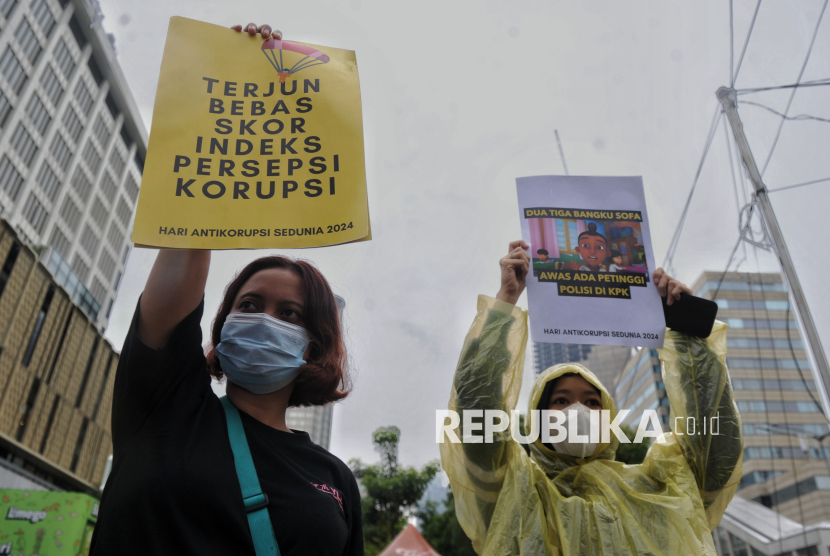 Peserta aksi yang tergabung dalam Indonesia Corruption Watch (ICW) melakukan aksi di kawasan Sarinah, Jalan M.H Thamrin, Jakarta, Senin (9/12/2024). Aksi tersebut merupakan bentuk kritik terhadap pemerintah dan lembaga Komisi Pemeberantasan Korupsi (KPK) pada Hari Antikorupsi Sedunia yang dimana pada tahun 2023, Indonesia merupakan negara dengan skor Indeks Persepsi Korupsi hanya 34 atau berada diperingkat 115 dari 180 negara. ICW menilai Indonesia menghadapi ujian berat dengan tiga persoalan besar yakni pemberantasan korupsi, kualitas demokrasi dan dampak krisis iklim. Tiga persoalan besar tersebut dianggap saling berkaitan dimana dampak dari tingginya angka korupsi di Indonesia berbanding lurus dengan kerusakan lingkungan. Dalam hal ini, pada tahun 2023, jumlah kerugian negara akibat korupsi mencapai Rp56 triliun.