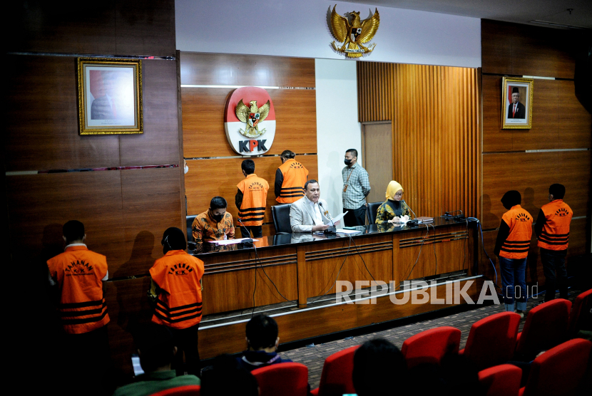 Ketua KPK Firli Bahuri (tengah) bersama Deputi Penindakan KPK Karyoto (kiri) dan Jubir KPK Bidang Pencegahan Ipi Maryati (kanan) menyampaikan keterangan saat konferensi pers terkait operasi tangkap tangan (OTT) tindak pidana korupsi dugaan suap penanganan perkara di Mahkamah Agung di Gedung Merah Putih KPK, Jakarta, Jumat (23/9/2022). 