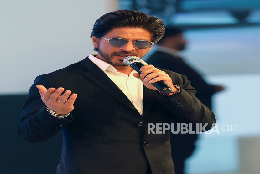 Dalam rangka merayakan Idulfitri 1444 H/2023, aktor Bollywood kenamaan Shah Rukh Khan kembali menyapa penggemar dari balkon Mannat pada Sabtu sore. Mannat merupakan hunian mewah yang dibelinya pada 2001.