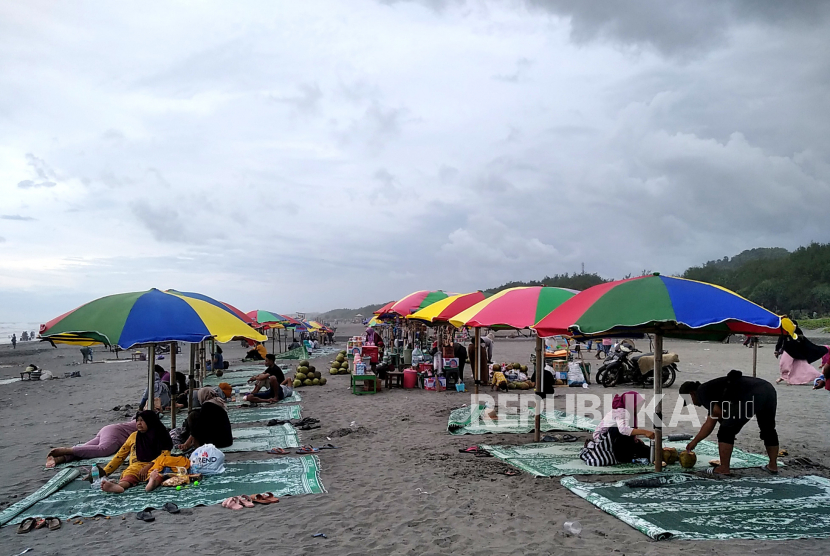 Wisatawan saat berlibur di Pantai Parangtritis, Bantul, Yogyakarta, Kamis (29/12/2022). Kunjungan Wisatawan mancanegara (wisman) naik sepanjang Januari sampai November 2022.