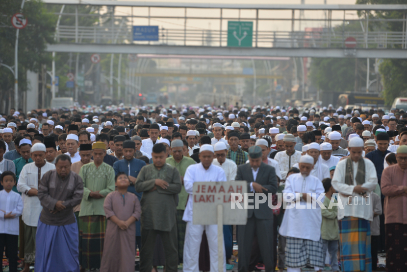 Umat Islam menunaikan sholat di Indonesia. (Ilustrasi).  Negara-negara mayoritas Islam mempunyai tingkat kelahiran tinggi 