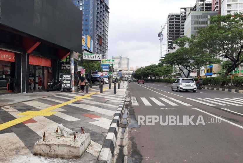 Kondisi trotoar di Jalan Margonda Raya, Kota Depok, Jawa Barat, Rabu (22/2/2023). Tahun ini, Dinas Perhubungan (Dishub) Depok akan melanjutkan pemasangan penerangan jalan umum (PJU) dengan konsep etnik di trotoar jalan tersebut. 