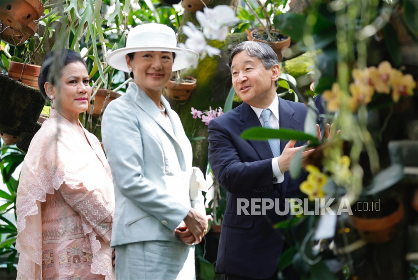 Kaisar Jepang Naruhito (kanan) berbicara dengan istrinya Permaisuri Masako (tengah) dan Ibu Negara Indonesia Iriana Joko Widodo (kiri) selama kunjungan mereka ke Kebun Raya Bogor dekat Istana Kepresidenan di Bogor, Indonesia, (19/6/2023).