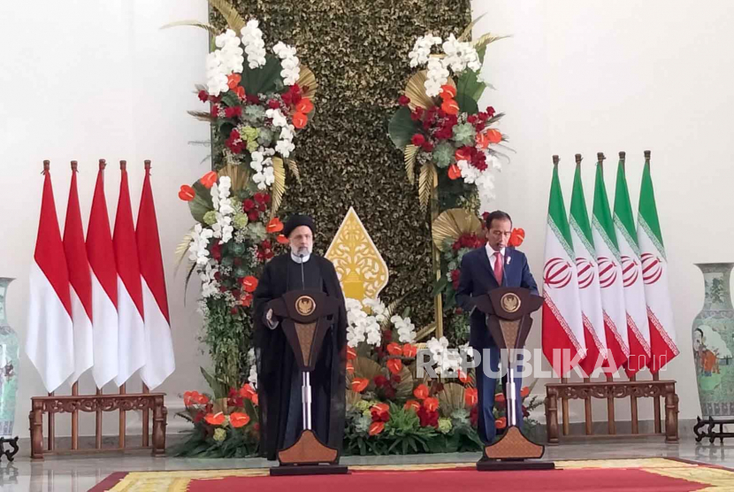 Presiden Joko Widodo (Jokowi) dan Presiden Republik Islam Iran Seyed Ebrahim Raisi saat memberikan pernyataan pers bersama di Istana Kepresidenan Bogor, Jawa Barat, Selasa (23/5).