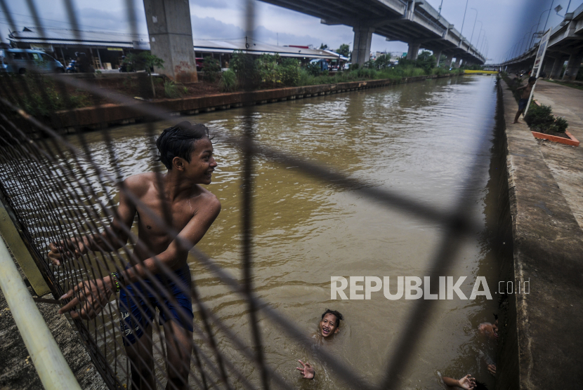 Sejumlah anak saat berenang di aliran Sungai Kalimalang, Kota Bekasi, Jawa Barat. Pemprov Jabar akan merevitalisasi sepanjang Sungai Kalimalang. 