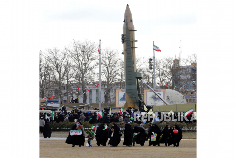 Warga Iran berjalan melewati rudal jarak jauh Sijjil pada peringatan 44 tahun Revolusi Islam 1979, di alun-alun Azadi (Kebebasan) di Teheran, Iran, (11/2/2023).