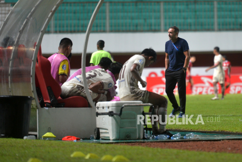 Pelatih Persija Jakarta, Thomas Doll (kanan). Doll mengakui timnya layak menelan kekalahan 0-1 dari Persita Tangerang pada pekan keempat Liga 1 I2023/2024 di Stadion Indomilk Arena, Tangerang.