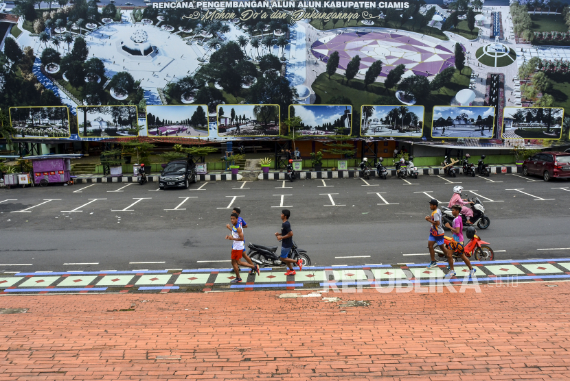 Warga berolahraga di Alun-alun Kabupaten Ciamis, Jawa Barat. Pemerintah daerah setempat menetapkan Pemberlakuan Pembatasan Kegiatan Masyarakat (PPKM) berskala mikro, dan hasilnya kini angak kasus Covid-19 mulai turun, (ilustrasi)