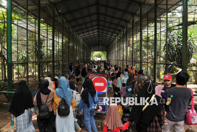 Pengunjung memadati kawasan Taman Margasatwa Ragunan, Jakarta, Kamis (26/12/2024). 