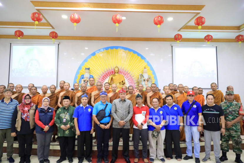 Pelaksana Tugas (Plt) Wali Kota Bekasi, Tri Adhianto Tjahyono menyambut kedatangan 32 biksu yang singgah di Wihara Budha Dharma, Kota Bekasi, Jawa Barat, Jumat (12/5/2023).