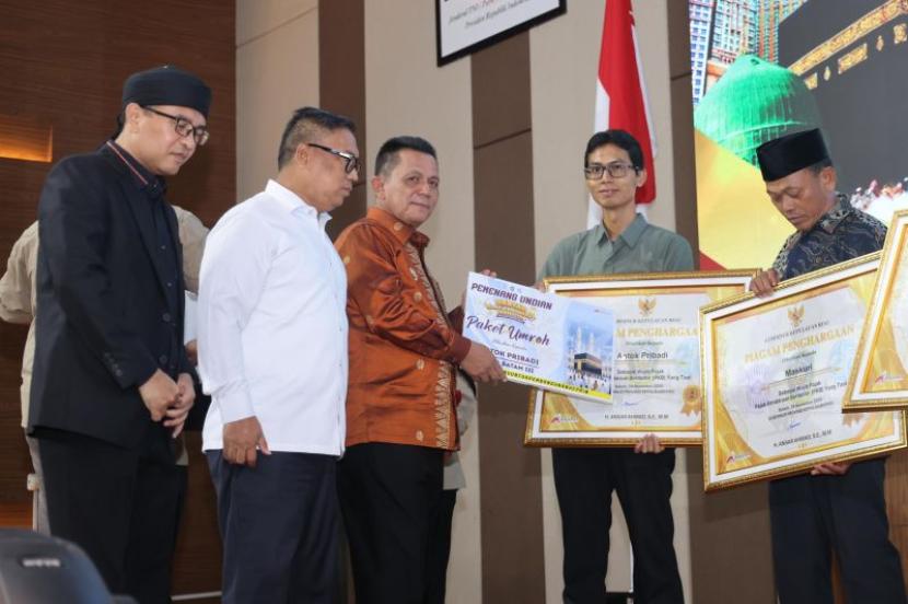 Pemprov Kepri beri hadiah sepuluh paket umrah pada Gebyar PKB 2025.